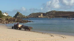 Mit Trecker und Boot am Strand von Bryher mit Blick auf Tresco.