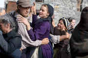 Jakob (Valentin Postlmayr) und Elsie (Luna Wedler) tanzen auf einem Fest. Sie haben erkannt, dass sie den gesellschaftlichen Grenzen nur gemeinsam etwas entgegensetzen k&ouml;nnen.