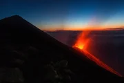 Stromboli: kreisrunder, aus dem Meer ragender Vulkan, speit Lavafont&auml;nen im 30-Minuten-Takt.