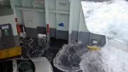 Wasser flutet Schiff.
