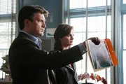 Castle (Nathan Fillion, l.) und Beckett (Stana Katic, r.) halten dem Lehrer David Ramsey einen erdr&uuml;ckenden Beweis daf&uuml;r vor, dass er sie angelogen hat ...