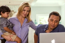 L - R: Ayden Bivek als Tanner, Kate Hudson als Jesse, Aasif Mandvi als Russell