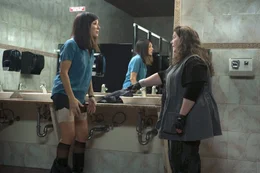 Shannon (Melissa McCarthy, r.) kann es nicht glauben, was sie da zu sehen bekommt: die d&uuml;nne Sarah (Sandra Bullock, l.) tr&auml;gt schlankmachende, h&auml;ssliche Unterw&auml;sche ...