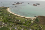St. Martins und der Strand von Higher Town.