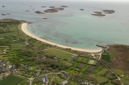 St. Martins und der Strand von Higher Town.