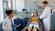 Antonia Menzel (Anna Overdiek, M.) ist sich sicher einen Herzinfarkt zu haben. Die Assistenz&auml;rzte Tom Zondek (Tilman P&ouml;rzgen, r.) und Mikko Rantala (Luan Gummich, M.), sind sich einig. Die Patientin hat recht.