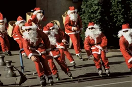 Die tollpatschige Marseiller Gendarmerie ist machtlos: Seit l&auml;ngerer Zeit treibt eine als Weihnachtsm&auml;nner verkleidete Gang in Marseille ihr Unwesen, die f&uuml;r die Weihnachtszeit ihren gr&ouml;&szlig;ten Coup geplant haben ...