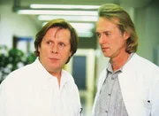 Dr. Stefan Frank: Der Arzt, dem die Frauen vertrauen "Die ganze Welt ist eine B&uuml;hne". Im Bild: Dr. Christian Roehrs (Simien R&uuml;haak, re.) will bei Alex eine Geschlechtsumwandlung durchf&uuml;hren. Dr. Stefan Frank (Sigmar Solbach) ist dagegen.