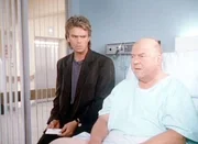 MacGyver (Richard Dean Anderson, l.) und Thornton (Dana Elcar, r.) &uuml;berlegen, wer einen Grund haben k&ouml;nnte, sich an Pete zu r&auml;chen.