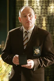 Die Hauptdarstellerin einer Show wurde ermordet. Captain Brass (Paul Guilfoyle) macht sich am Tatort ein Bild von dem Verbrechen.