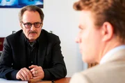 Walter Lange (Uwe Kockisch, li.) und Martin (Friedrich M&uuml;cke, re.) sprechen im B&uuml;ro &uuml;ber drei neu erkrankte Bluter in den USA.