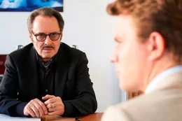 Walter Lange (Uwe Kockisch, li.) und Martin (Friedrich M&uuml;cke, re.) sprechen im B&uuml;ro &uuml;ber drei neu erkrankte Bluter in den USA.