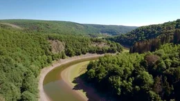 Das Mittelgebirge vereint modellhaft naturnahe Refugien mit Landschaften, die erst durch Eingriffe von Menschen geschaffen wurden, wie zum Beispiel ein Fluss.