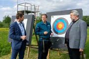 Die Kommissare Hansen und Stadler erkundigen sich, ob Bogensch&uuml;tze Walter Hofmeister mit Jagdpfeilspitzen schie&szlig;t.