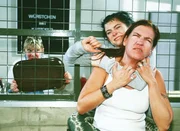 Jule (Anke R&auml;hm, 2.v.re.) l&auml;&szlig;t sich von Walter (Katy Karrenbauer, re.) nicht unterkriegen und nimmt den Kampf auf. Ilse (Christiane Reiff, li.hi.) geht in Deckung...