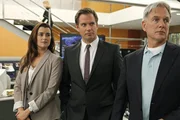 Ermitteln in einem neuen Fall: Gibbs (Mark Harmon, r.), DiNozzo (Michael Weatherly, M.) und Ziva (Cote de Pablo, l.) ...