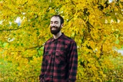 Gabriel Mair (Buonomemes) posiert f&uuml;r ein Foto w&auml;hrend des Kabaretts von ServusTV "Beim Kammerhofer" (Pilotfolge) mit Walter Kammerhofer in der Hofb&uuml;hne Tegernbach in Bad Schallerbach, &Ouml;sterreich am 14. Oktober 2025.