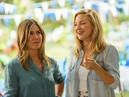 L-R: Sandy (Jennifer Aniston), Jesse (Kate Hudson).