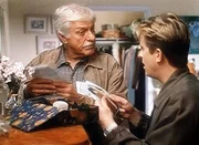 Mark (Dick Van Dyke, l.) und Jesse (Charlie Schlatter, r.) betrachten die Fotos, die bei der ermordeten &Auml;rztin gefunden wurden.
