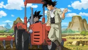 Nachdem die Erinnerung der Menschen an den D&auml;mon durch die Macht der Dragonballs erloschen ist und endlich wieder Frieden auf der Erde herrscht, arbeitet Goku (r.) in der Landwirtschaft, ohne dabei auf sein Training zu verzichten, wenn auch heimlich ...