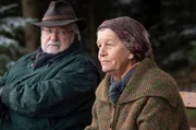 Hermann (Wolfgang Hepp, li. ) er&ouml;tert Lioba (Lisbeth Felder, re.) den Inhalt seiner Memoiren.