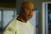 K&uuml;mmert sich um die Verletzten eines Geb&auml;udeeinsturzes: Richard (James Pickens Jr.) ...