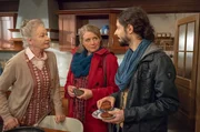 Johanna (Ursula Cantieni, li.) bittet zusammen mit Evelyn Riedle (Catharina Kottmeier, Mi.) Albert (Alessio Hirschkorn, re.) ein Handy zu reparieren.