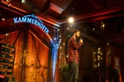 Gabriel Mair (Buonomemes) w&auml;hrend des Kabaretts "Beim Kammerhofer" (Pilotfolge) mit Walter Kammerhofer in der Hofb&uuml;hne Tegernbach in Bad Schallerbach, &Ouml;sterreich am 14. Oktober 2025.