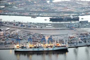 132 Millionen Tonnen Waren wurden im Jahr 2011 im Hamburger Hafen umgeschlagen. 132 Millionen Tonnen Waren wurden im Jahr 2011 im Hamburger Hafen umgeschlagen.