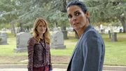 Dr. Maura Isles (Sasha Alexander, l.) und Det. Jane Rizzoli (Angie Harmon) werden zu einem ungew&ouml;hnlichen Fall gerufen: In dem Sarg einer alten Dame wird die unbekleidete Leiche ihres Bestatters entdeckt...