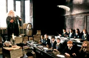 Professor Flitwick (Warwick Davis) unterrichtet im Fach "Zauberkunst". Warwick Davis, Daniel Radcliffe, Devon Murray, Emma Watson, Rupert Grint.