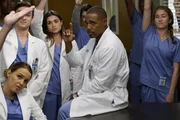 Ben (Jason George, 2.v.r.), Jo (Camilla Luddington, l.) und die anderen Assistenzärzte machen Bekanntschaft mit Dr. Eliza Minnick, einer Ausbildungsbeauftragten ... Ben (Jason George, 2.v.r.), Jo (Camilla Luddington, l.) und die anderen Assistenzärzte machen Bekanntschaft mit Dr. Eliza Minnick, einer Ausbildungsbeauftragten ...