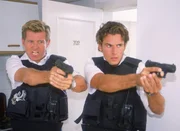 Die "Barracuda'-Leute Tim Bode (Stephan Hornung, re.) und Jan Fehrmann (Nick Wilder) st&uuml;rmen das Zimmer des Killers.