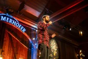 Gabriel Mair (Buonomemes) w&auml;hrend des Kabaretts "Beim Kammerhofer" (Pilotfolge) mit Walter Kammerhofer in der Hofb&uuml;hne Tegernbach in Bad Schallerbach, &Ouml;sterreich am 14. Oktober 2025.