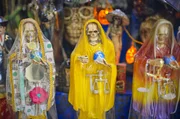 &bdquo;Schwarze Hexen&ldquo; verkaufen auf dem Mercado de Sonora Schadenzauber: Seit einigen Jahren ist Santa Muerte, das weibliche Pendant zum Sensenmann, besonders beliebt.