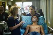 W&auml;hrend sich Arizona (Jessica Capshaw, l.) und Dr. Eliza Minnick (Marika Dominczyk, r.) um die Verletzten k&uuml;mmern, erf&auml;hrt Ben mehr Details zu dem Einsturz als es ihm lieb gewesen w&auml;re ...