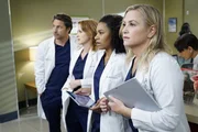 Eine neue Beraterin sorgt für Unruhe im Krankenhaus: (v.l.n.r.) Nathan (Martin Henderson), April (Sarah Drew), Maggie (Kelly McCreary) und Arizona (Jessica Capshaw) ... Eine neue Beraterin sorgt für Unruhe im Krankenhaus: (v.l.n.r.) Nathan (Martin Henderson), April (Sarah Drew), Maggie (Kelly McCreary) und Arizona (Jessica Capshaw) ...