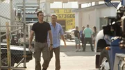 Michael (Jeffrey Donovan, l.) und Sam (Bruce Campbell) kapern einen Sattelschlepper. Sie sind auf der Suche nach einem Mann, der Michaels Freundin entlasten kann.