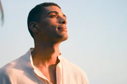 Lionel Romney (Jeremias Amoore in einer Nachstellung), 1912 in Santo Domingo geboren und auf Sint Maarten aufgewachsen, heuert als junger Mann auf einem Frachtschiff an, um die Welt zu sehen.