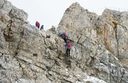 Bergretter der Bergwacht Grainau bei einem Einsatz am Jubiläumsgrat der Zugspitze. Bergretter der Bergwacht Grainau bei einem Einsatz am Jubiläumsgrat der Zugspitze.