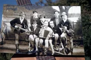 Ein Foto der Edelwei&szlig;piraten: Der Gruppe geh&ouml;rten M&auml;dchen und Jungen an, die zumeist aus der Arbeiterklasse stammten.
