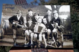 Ein Foto der Edelwei&szlig;piraten: Der Gruppe geh&ouml;rten M&auml;dchen und Jungen an, die zumeist aus der Arbeiterklasse stammten.