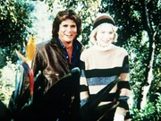Jane (Dorothy McGuire, r.), die ihren fr&uuml;heren Mann nicht wiedererkennt, versteht sich mit Jonathan (Michael Landon, l.) ausgezeichnet.
