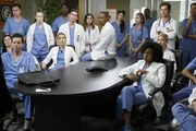 Wissen noch nicht, was Dr. Eliza Minnick von ihnen möchte: Andrew (Giacomo Gianniotti, r.), Leah Murphy (Tessa Ferrer, 2.v.r.), Stephanie (Jerrika Hinton, 3.v.r.), Jo (Camilla Luddington, 5.v.l.), Ben (Jason George, 7.v.r.) und die restlichen Assistenzärzte ... Wissen noch nicht, was Dr. Eliza Minnick von ihnen möchte: Andrew (Giacomo Gianniotti, r.), Leah Murphy (Tessa Ferrer, 2.v.r.), Stephanie (Jerrika Hinton, 3.v.r.), Jo (Camilla Luddington, 5.v.l.), Ben (Jason George, 7.v.r.) und die restlichen Assistenzärzte ...