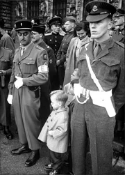 Nach dem Einzug der Franzosen machten Tiroler und Vorarlberger erstmals Bekanntschaft mit G&auml;sten in Uniform der "Grande Nation". Der Beitrag berichtet &uuml;ber die Charmeoffensiven der franz&ouml;sischen Milit&auml;rverwaltung und ihre Versuche, historische Wunden zu heilen. Im Bild links: Emile Bethouard, Oberkommandierender der franz&ouml;sischen Besatzungstruppen in &Ouml;sterreich.