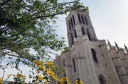 Mitte des 19. Jahrhunderts ließ sich in Saint-Denis eine Gemeinschaft von Bretonen nieder. Unterbezahlt, in miserablen Wohnverhältnissen lebend und oft diskriminiert, bildeten diese neuen Fabrikarbeiter die erste Zuwanderergeneration des Pariser Vororts. Mitte des 19. Jahrhunderts ließ sich in Saint-Denis eine Gemeinschaft von Bretonen nieder. Unterbezahlt, in miserablen Wohnverhältnissen lebend und oft diskriminiert, bildeten diese neuen Fabrikarbeiter die erste Zuwanderergeneration des Pariser Vororts.