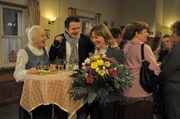 Florian und Theresa freuen sich mit der strahlenden Siegerin der B&uuml;rgermeisterwahlen. Von links: Theresa Brunner (Ursula Erber), Florian Brunner (Tommy Schwimmer) und Veronika Brunner (Senta Auth).