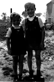 Klaas J&uuml;rrens mit seinem Bruder vor dem neuen Haus in Ostfriesland.