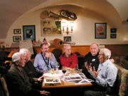 Eine "Oldie - Jazzband" f&uuml;hrt durch den ersten Teil der Alliiertenserie, die Musiker tauschen Erinnerungen an die US-Besatzungszeit aus.