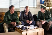 Hubert (Christian Tramitz, links) und Staller (Helmfried von L&uuml;ttichau, rechts) erhoffen sich von Yazid (Hannes Ringlstetter) neue Ans&auml;tze f&uuml;r ihre Ermittlungen.
